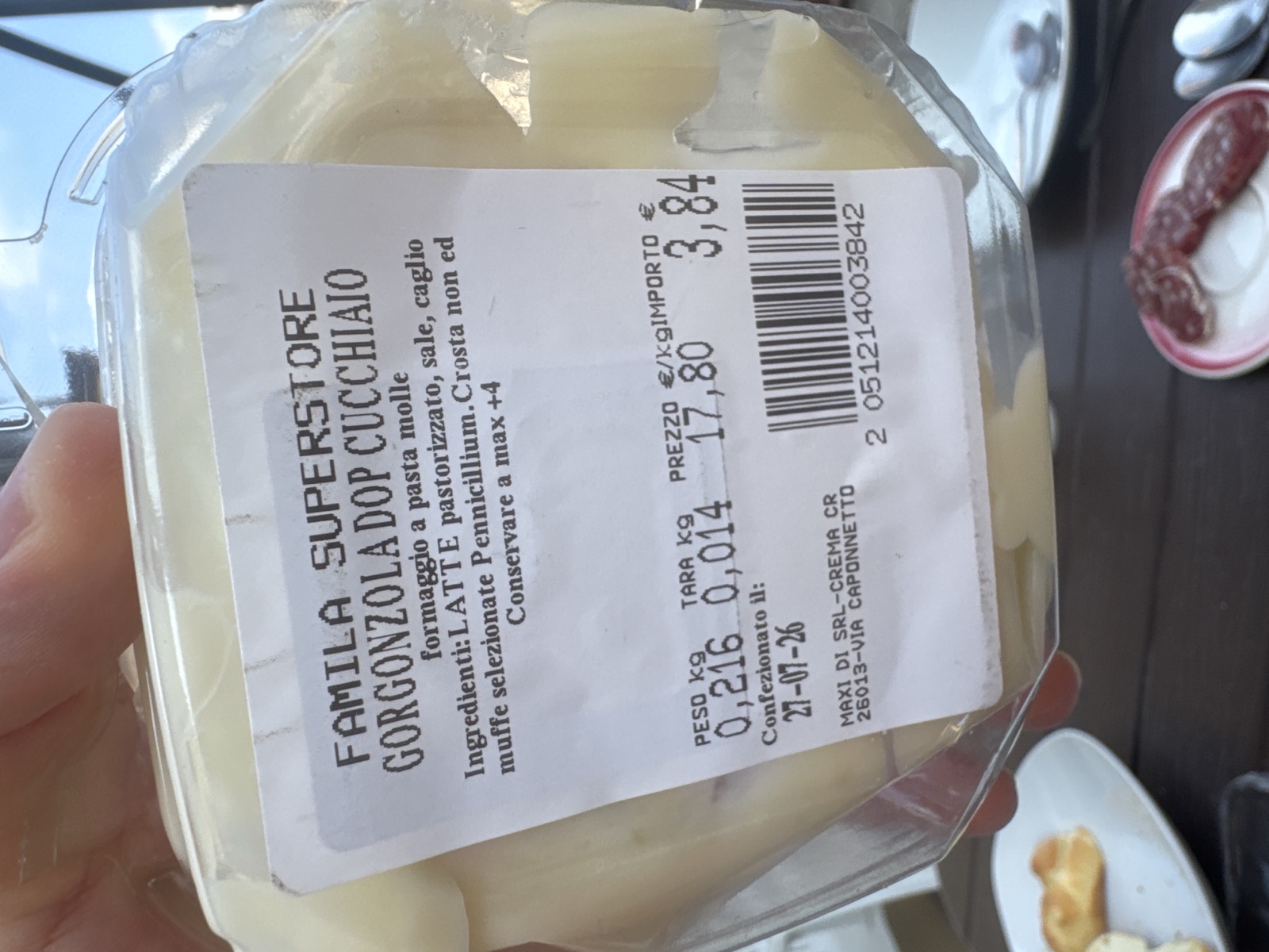 A 216-Gramm-Schalerl Gorgonzola DOP al cucchiaio ausm Famila-Supermarkt in Crema, wia's aufm Terrassntisch woach werd